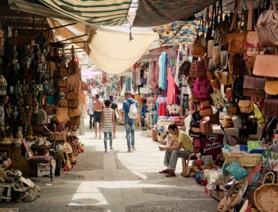 Visites de souks : une immersion au cœur des traditions artisanales de Marrakech