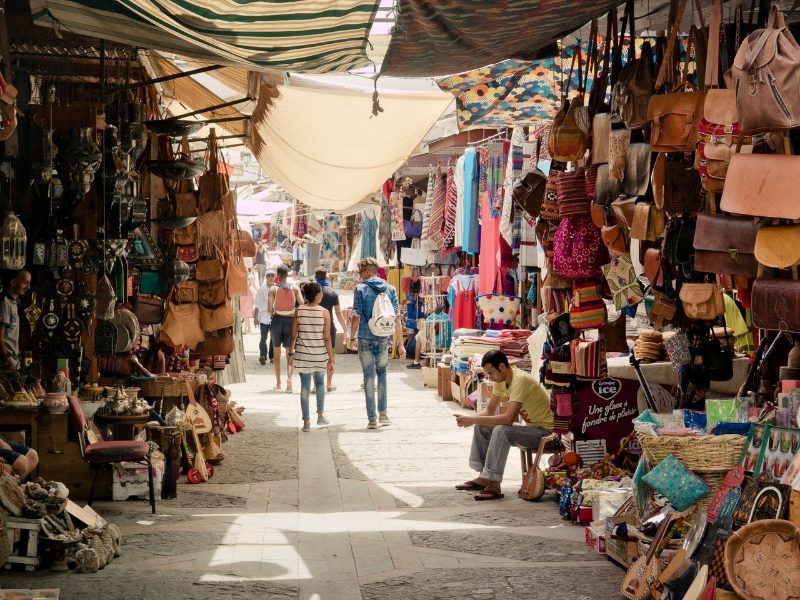 Visites de souks : une immersion au cœur des traditions artisanales de Marrakech